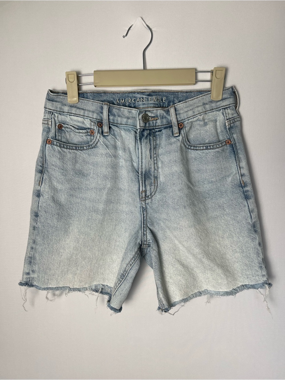 American Eagle Women’s Mid Rise Light Wash Denim Cut Off Relaxed Fit Shorts Sz 4